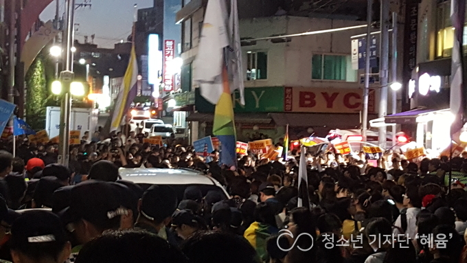 인천퀴어문화축제의 합법적 행진을 반대 시위자들이 막아 대치하고 있다.