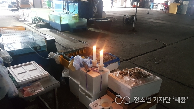 구시장 상인들이 촛불을 켜고 영업을 이어 나가고 있다.