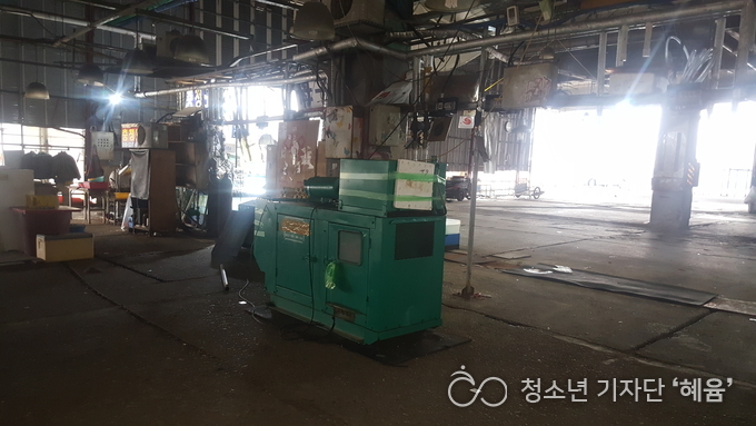 옛 노량진시장 상인들이 발전기를 가동하며 영업을 계속 이어 나가고 있다.