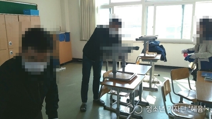 수원하이텍고등학교 교직원들이 감염의 위협을 무릅쓰고 직접 교실을 청소하고 소독하고 있다.