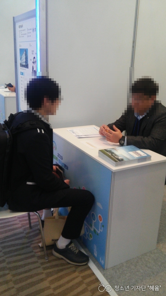 취업 희망 학생이 회사 채용 상담관과 상담을 하고 있다.