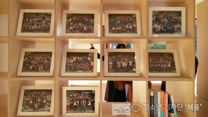 세월호 참사의 피해자들인 학생들의 사진이 걸려있다