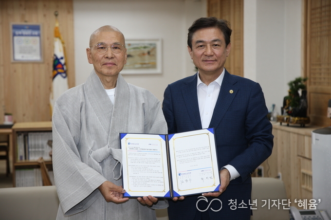 (왼쪽부터)지선 민주화운동기념사업회 이사장과 김병우 충청북도교육감이 MOU 체결 후 기념사진을 찍고 있다.