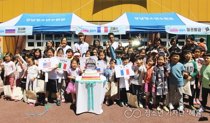 2018 세계문화축제 참여자들이 단체 기념사진을 찍고 있다.