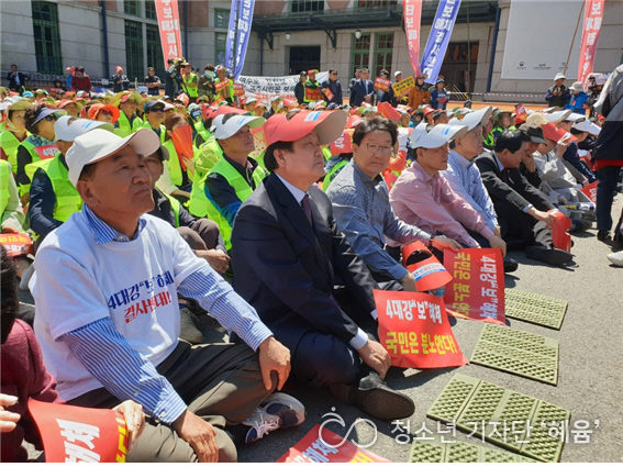 서울역 광장에서 열린 4대강 보해체저지 투쟁 제1차 범국민대회에서 이재오 4대강국민연합 공동대표가 김무성 의원 등 귀빈들과 함께 앉아서 행사를 관람하고 있다.