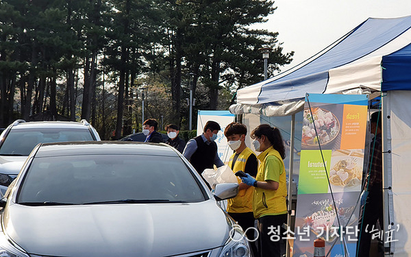 재주 수협중앙회에서 주관한 광어 드라이브스루 장터 <출처 : 이채은 기자>