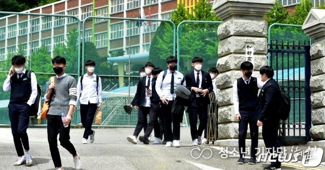 20일 (수) 고등학교 3학년 등교하는 모습 (출처 : news 1 )
