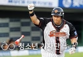  타격 7관왕임에도 연봉조정신청에서 패배한 2010년 이대호 (출처 : 부산일보)